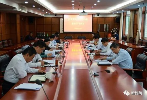 区委理论学习中心组举行集体学习研讨