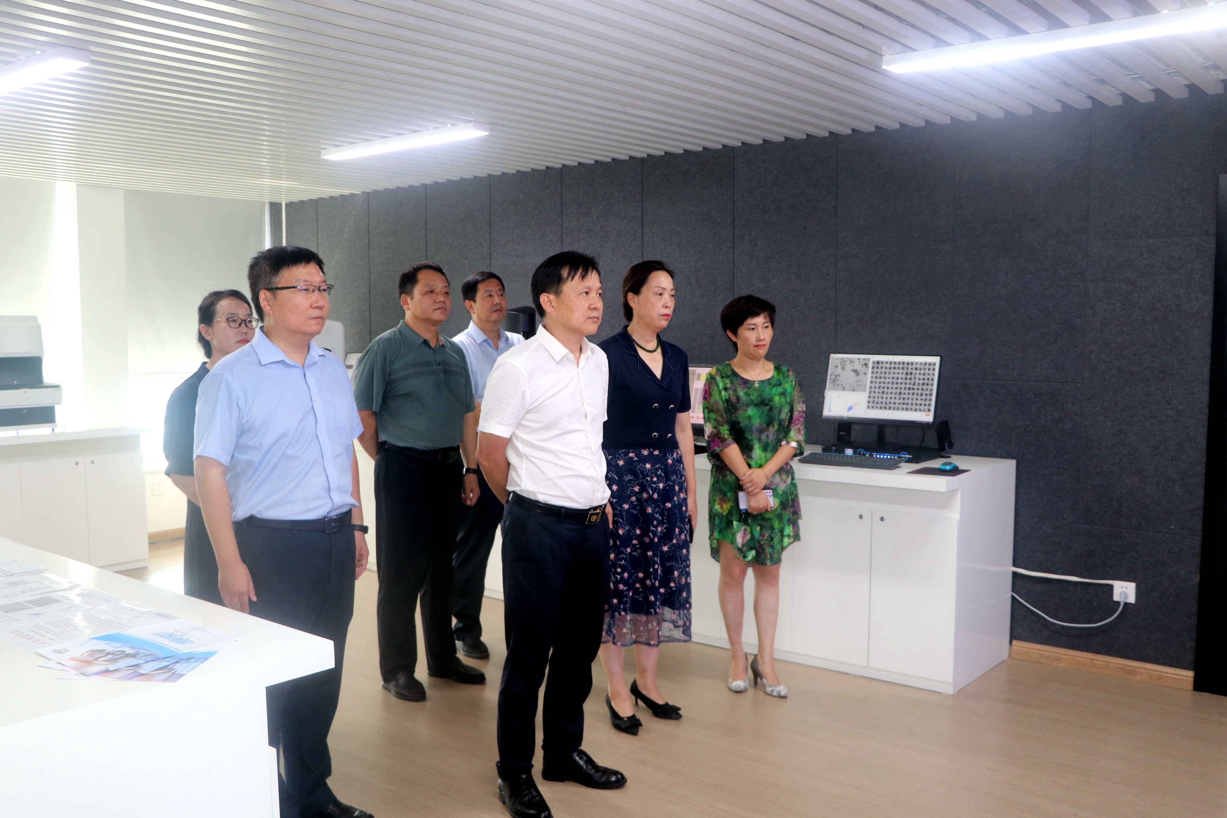 韩军到青年公园街道走访调研