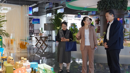 米卫东到地理标志产业大厦开展调研活动