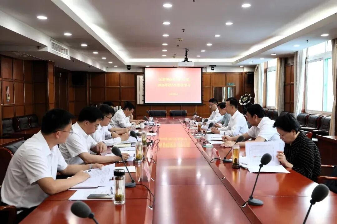区委理论学习中心组举行集体学习