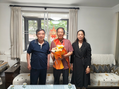致敬五十年初心 赓续红色血脉——韩军走访慰问区政协“光荣在党50年”老党员