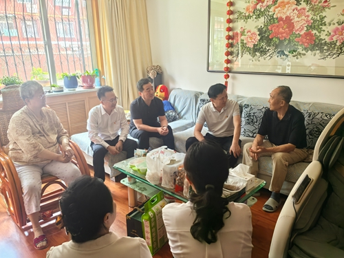 韩军到南辛庄街道走访慰问生活困难老党员