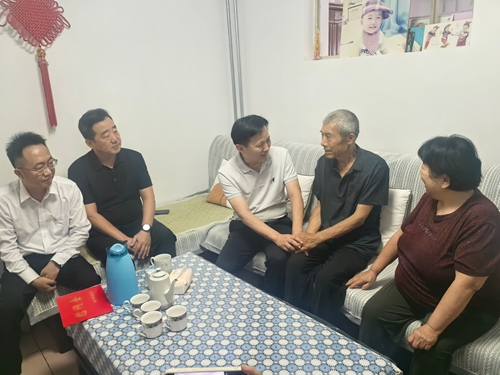 韩军到南辛庄街道走访慰问生活困难老党员